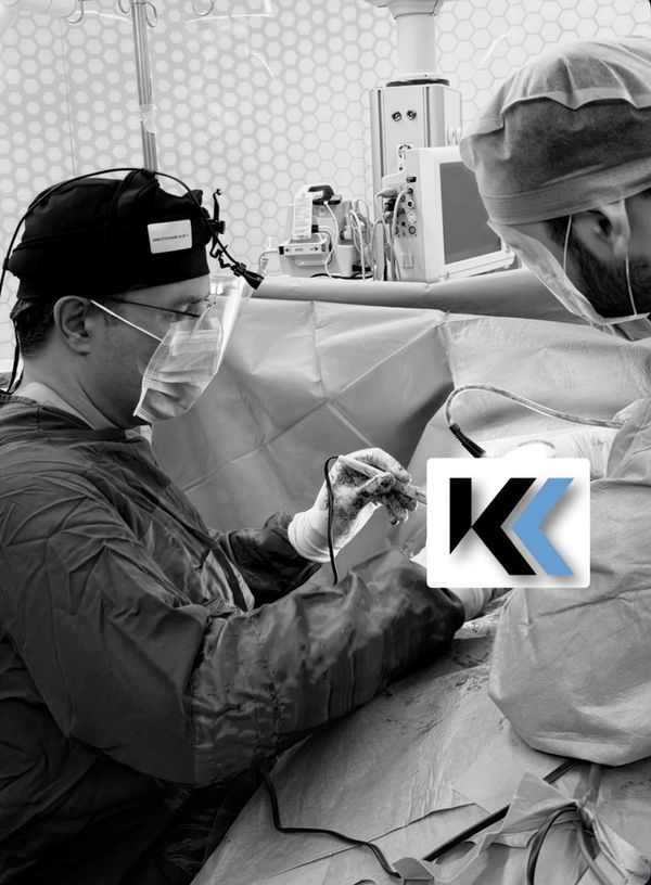 Prof. Dr. Kemal KARAPINAR ameliyathanede göğüs cerrahisi sırasında